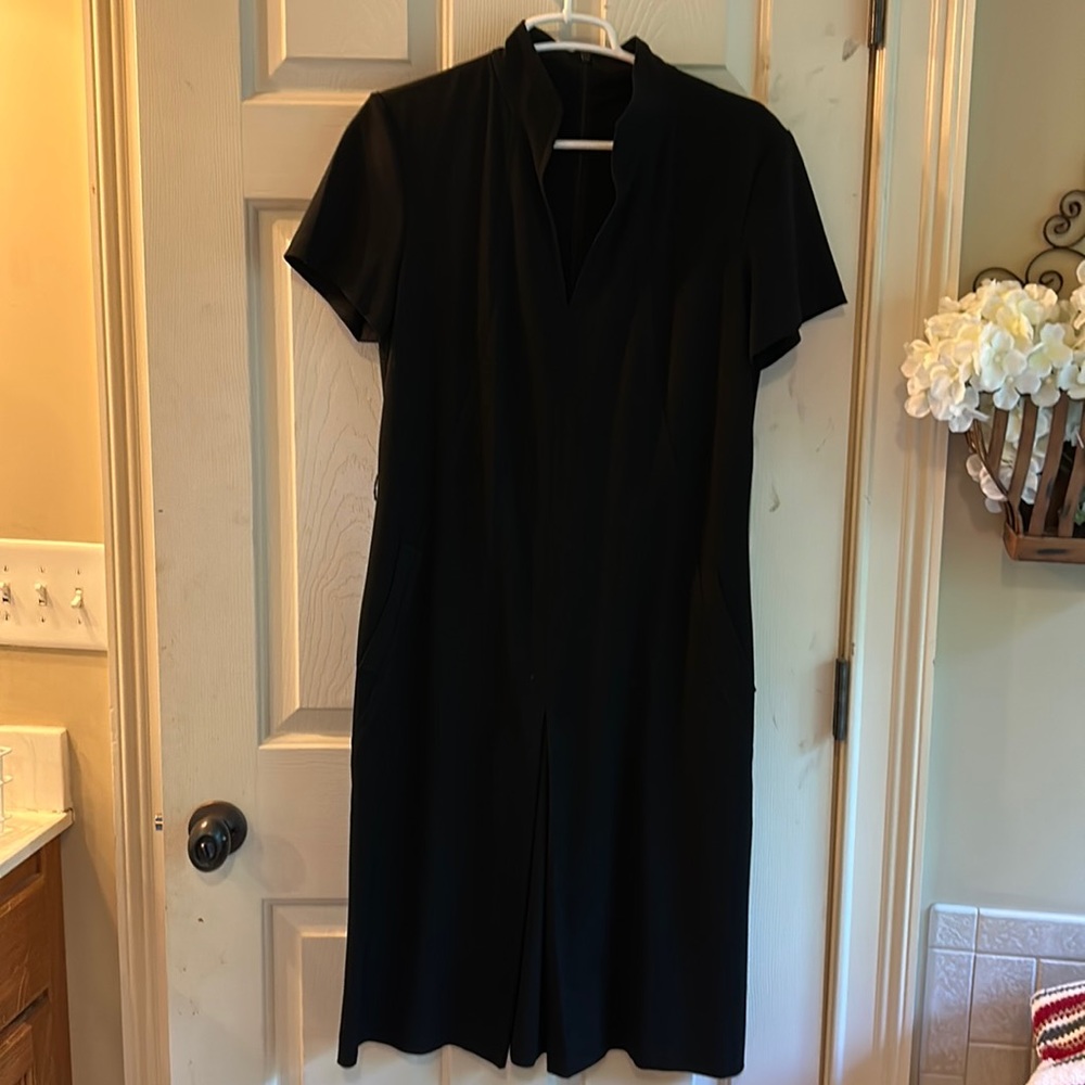 Talbots black dress. Short sleeve. V-neck. Pockets. Stretchy material. size 10.